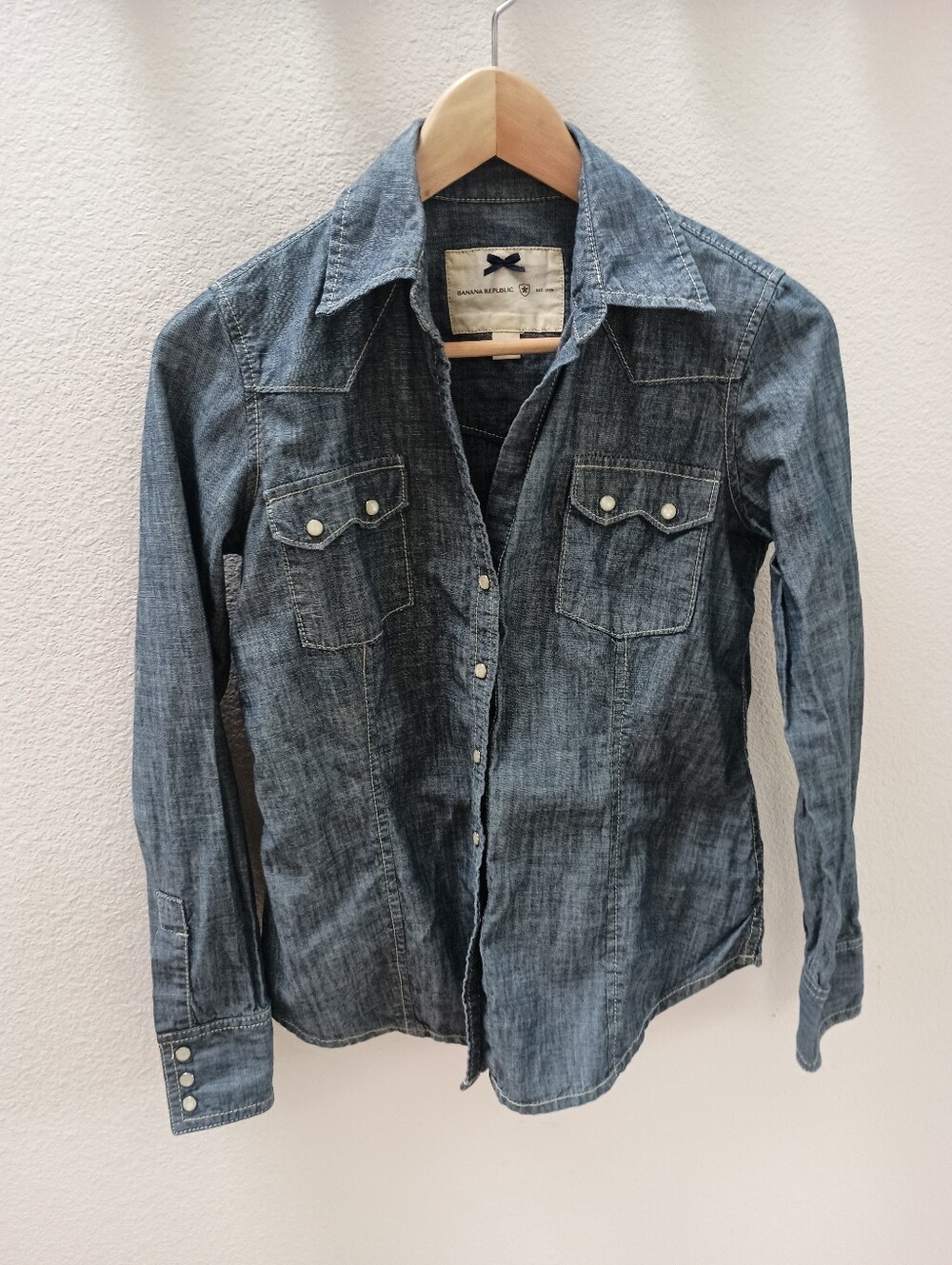 Banana Republic Women's Chambray Denim Pearl Snap Western Shirt - 100% Cotton